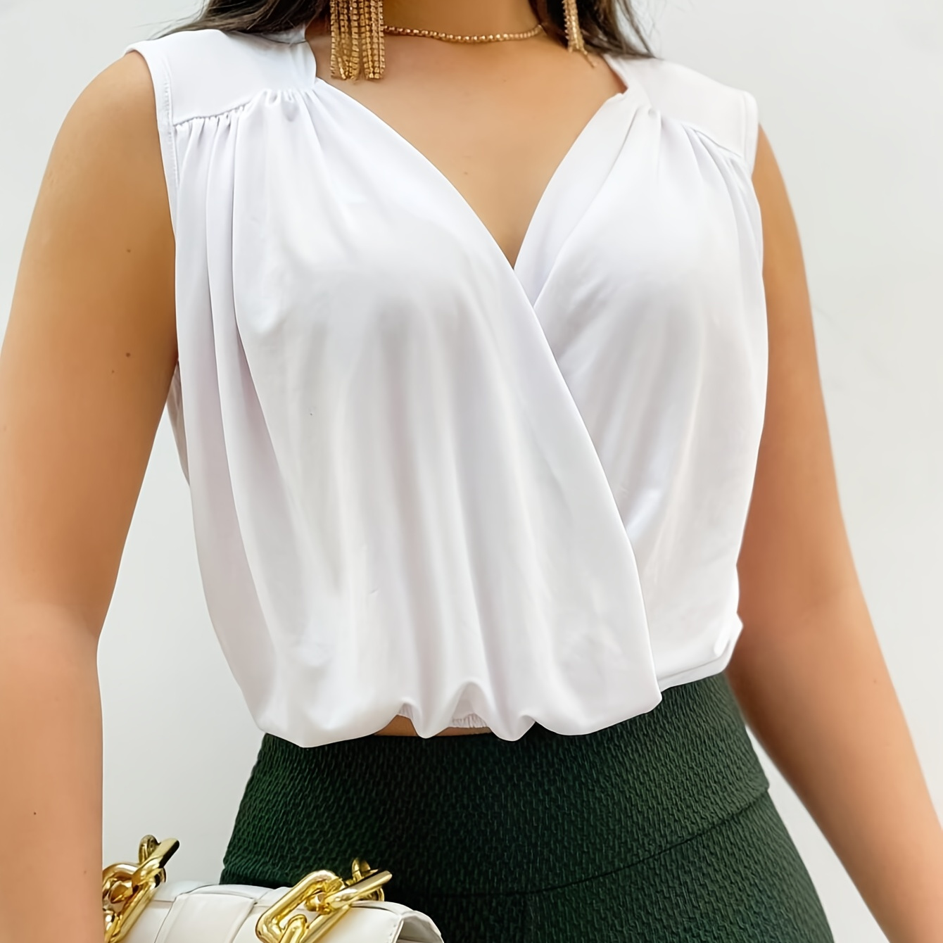

Elegant White V-neck Sleeveless Blouse For Women - Chic Polyester Tank Top, Summer, Machine Washable, No Stretch Fabric