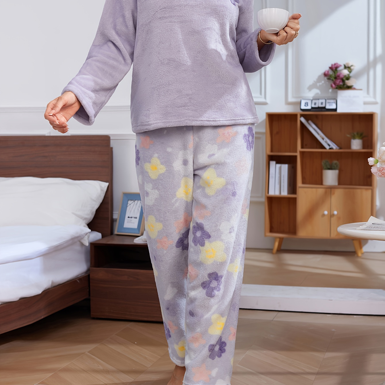 

Ensemble de pyjama décontracté en épaisse à imprimé floral pour femme, haut à manches longues et col rond, pantalon, coupe décontractée confortable pour et l'hiver.