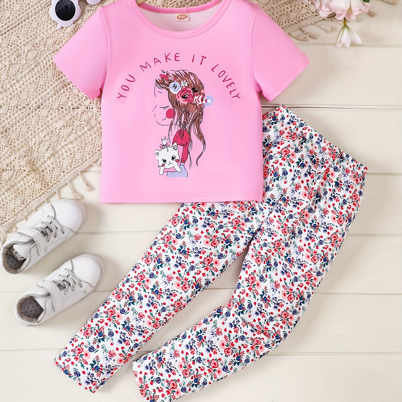 

Impression de personnage de dessin animé 2pcs T-shirt à manches courtes pour fille + ensemble pantalon floral, ensemble deux pièces de loisirs d'été