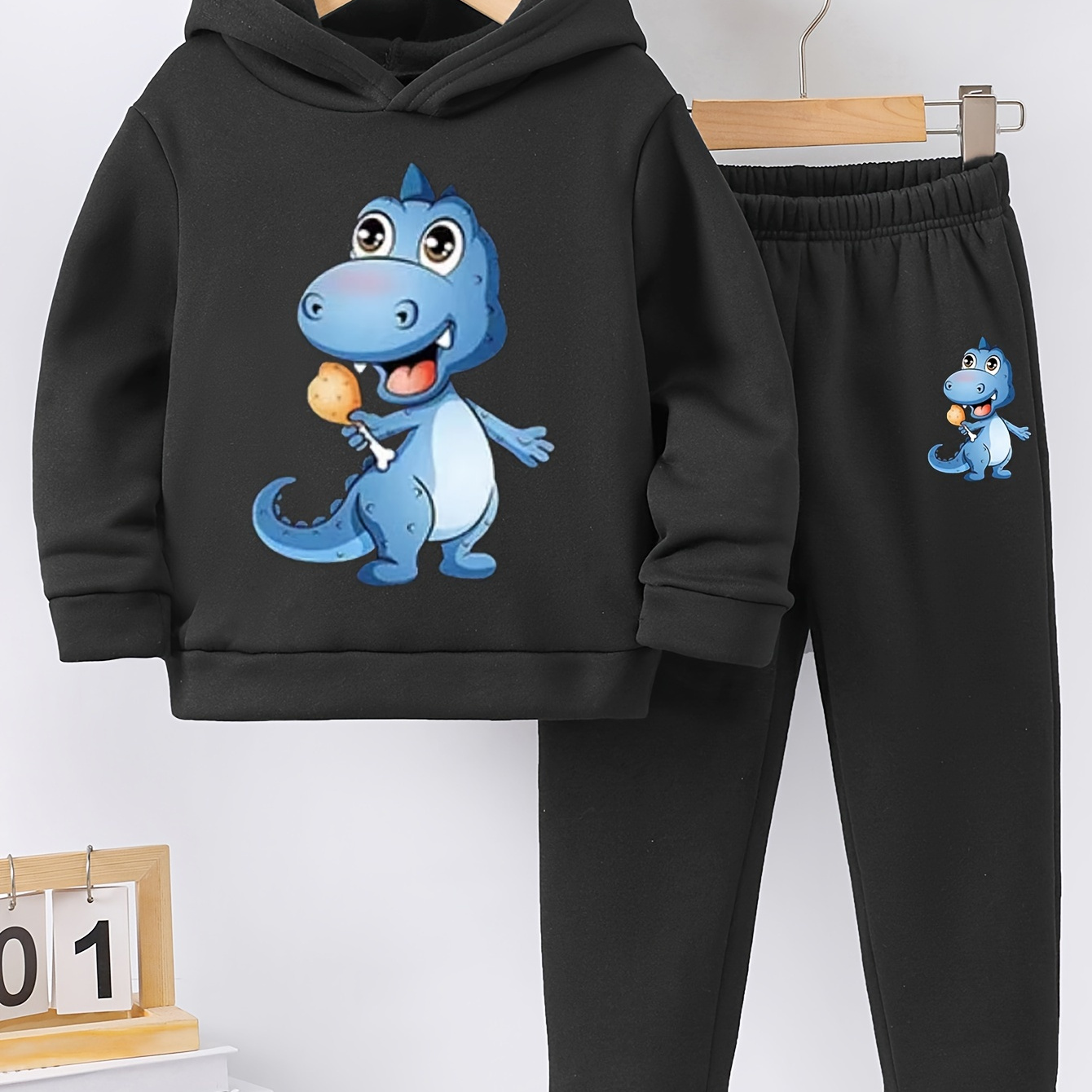 

Cute Cartoon Blue Dinosaur Print, Boy's 2pcs Fashion Set, Round Neck Pullover Hoodies & Comfy Sweatpants, Ideal For Daily And Outdoor Wear, Autumn And Winter Outfits