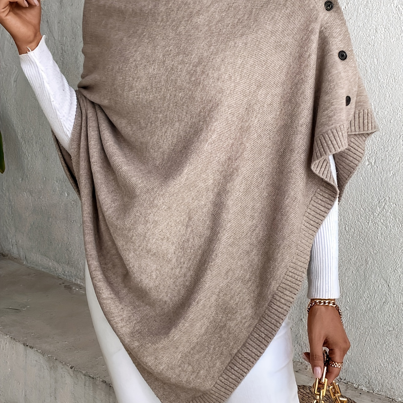 

A Versatile Cape With Various Ways To Wear It Elegantly, Exuding A Pure And Noble Style In All Seasons.