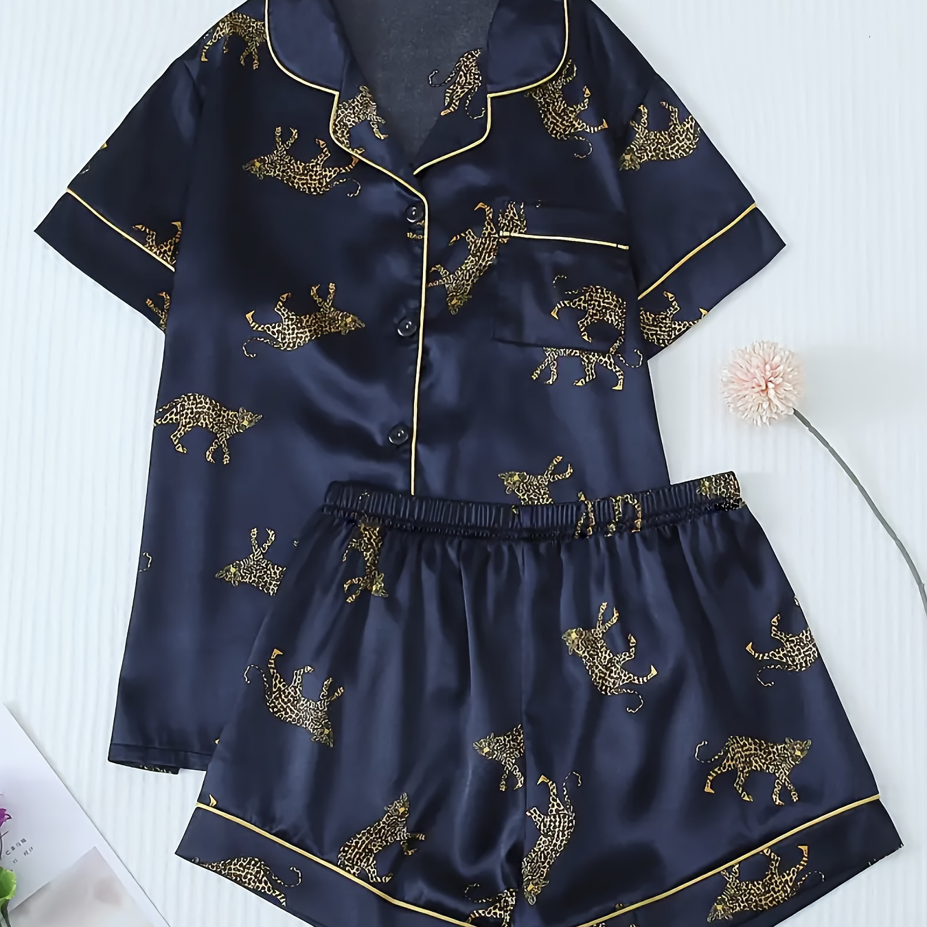 

Ensemble pyjama élégant en satin imprimé léopard pour femme, haut à manches courtes avec boutons et revers, short, coupe décontractée confortable