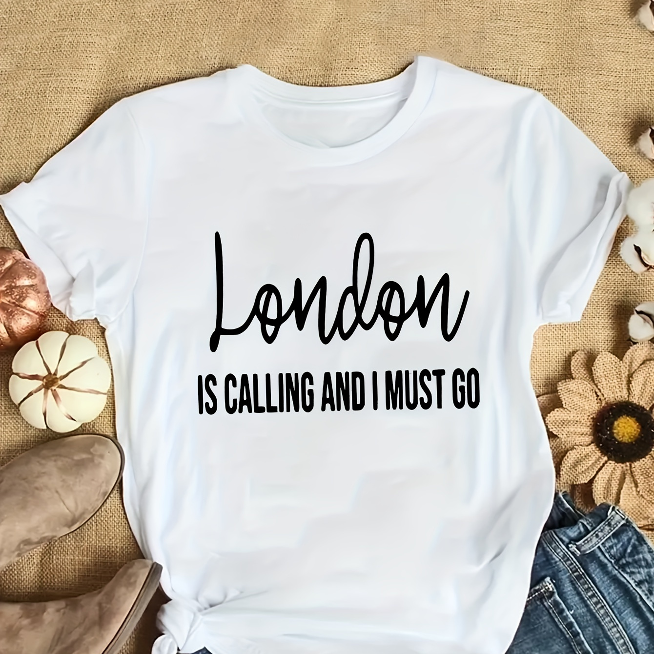 

Women's Fashion Sports T-shirt, "london Is Calling And I Must Go" Print, Casual Summer Top, Travel Tee, Family Vacation Apparel, England Trip Souvenir, Soft