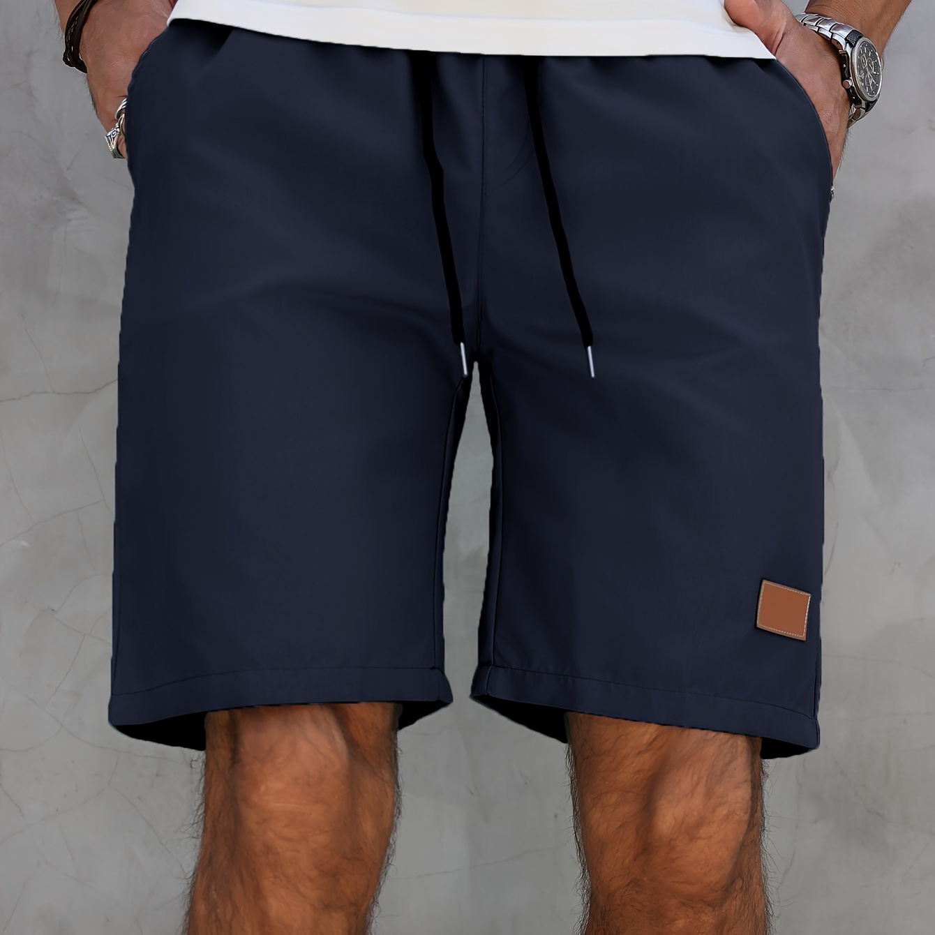 

Shorts for men in solid colors, with a casual style and an elastic waistband with a drawstring, perfect for a comfortable and stylish summer look.