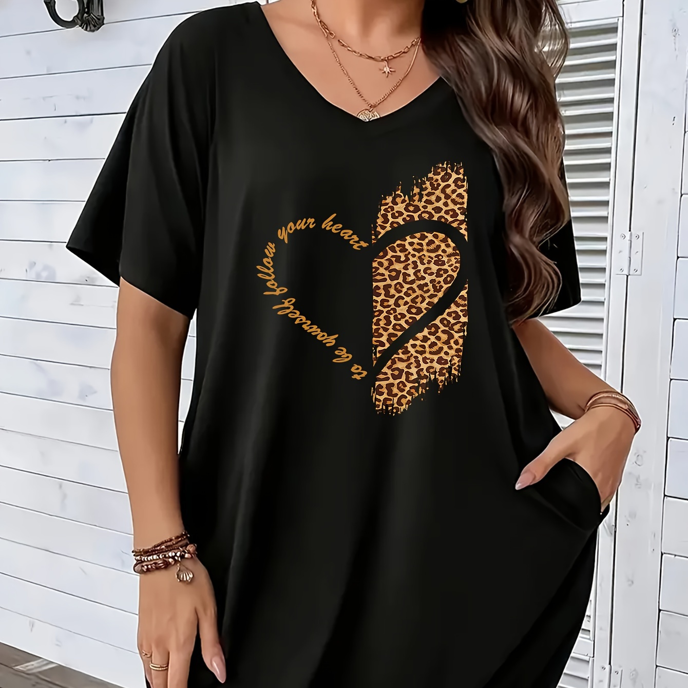 

Plus Size Heart Print Pocket Dress, Casual Short Sleeve V Neck Dress For Spring & Summer, Women's Plus Size Clothing