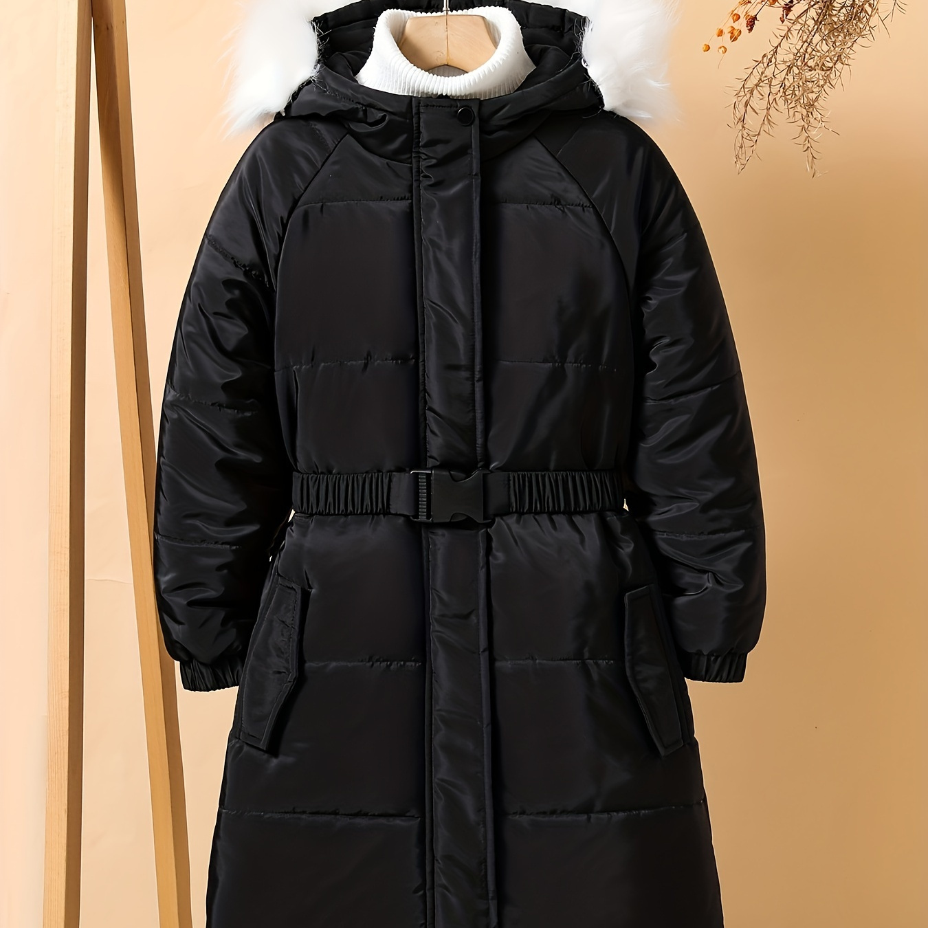 

Parka longue d'hiver pour filles avec capuche en fourrure, ceinture à la taille et rembourrage chaud et confortable.