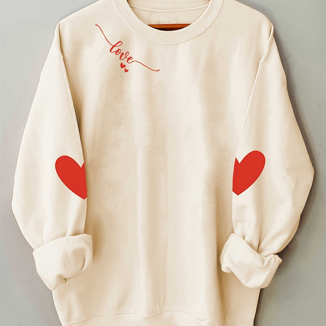 

Fashionable Women's Sweatshirt With A Loose Fit And Round Neck Featuring Heart-themed Prints.