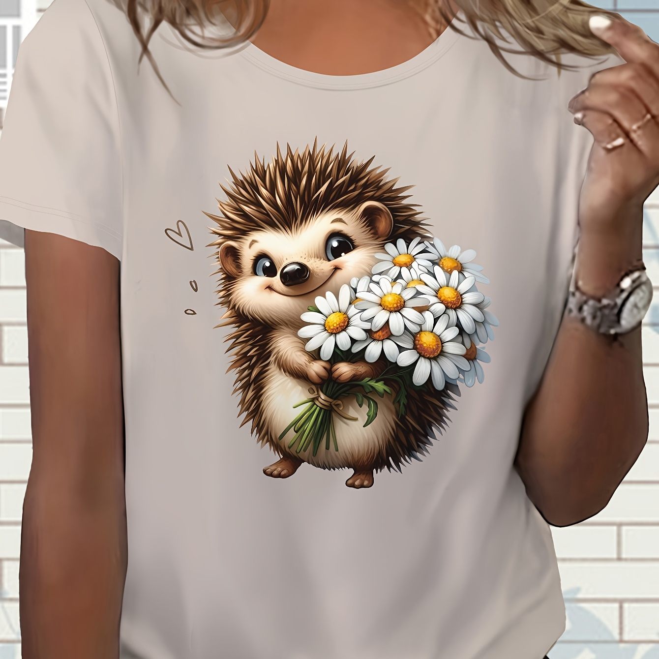 

1pc T-shirt décontracté à manches courtes et col rond pour femmes avec de hérisson et de marguerite, tissu tricoté en polyester, haut d'été de longueur régulière avec détail d'applique de lettres