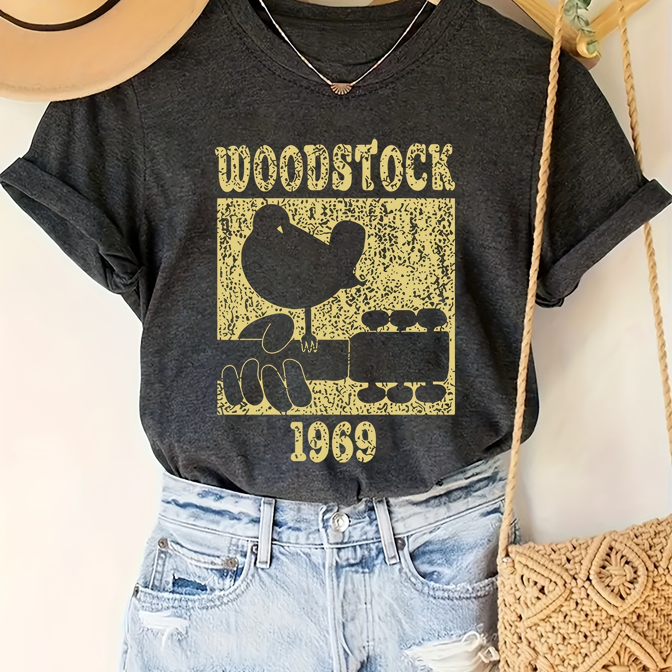 

T-shirt imprimé WOODSTOCK grande taille, haut décontracté à manches courtes et col rond pour le printemps et l'été, vêtements grande taille pour femmes