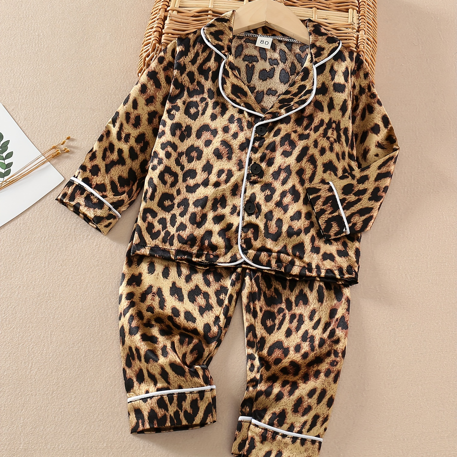 

Toddler Girls 2-piece Pajama Sets Allover Leopard Pattern Lapel Front Buckle Long Sleeve Casual Pj Sets For Spring & Autumn