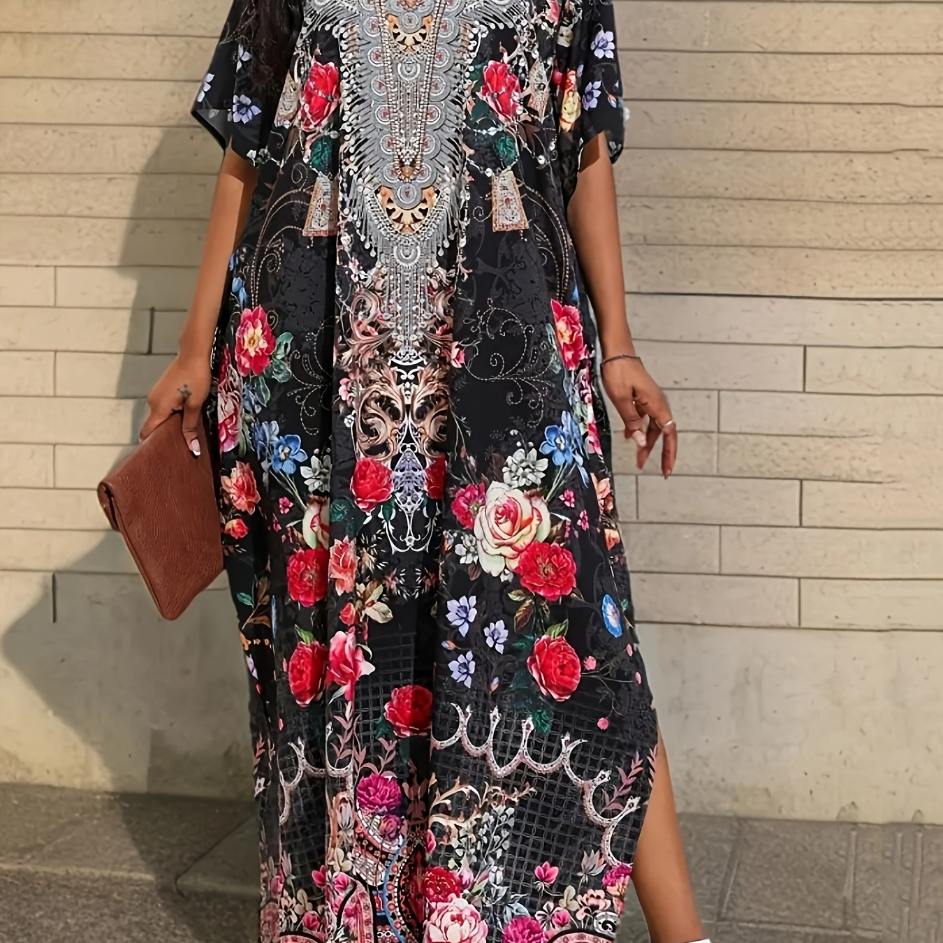 

Women's Plus Size V-neck Kimono Dress, Floral Print Short Sleeve Maxi Robe With Chain Detail, Vacation Cover-up, Polyester 95% Elastane 5%, Woven Fabric, 90g/m² - Split Design