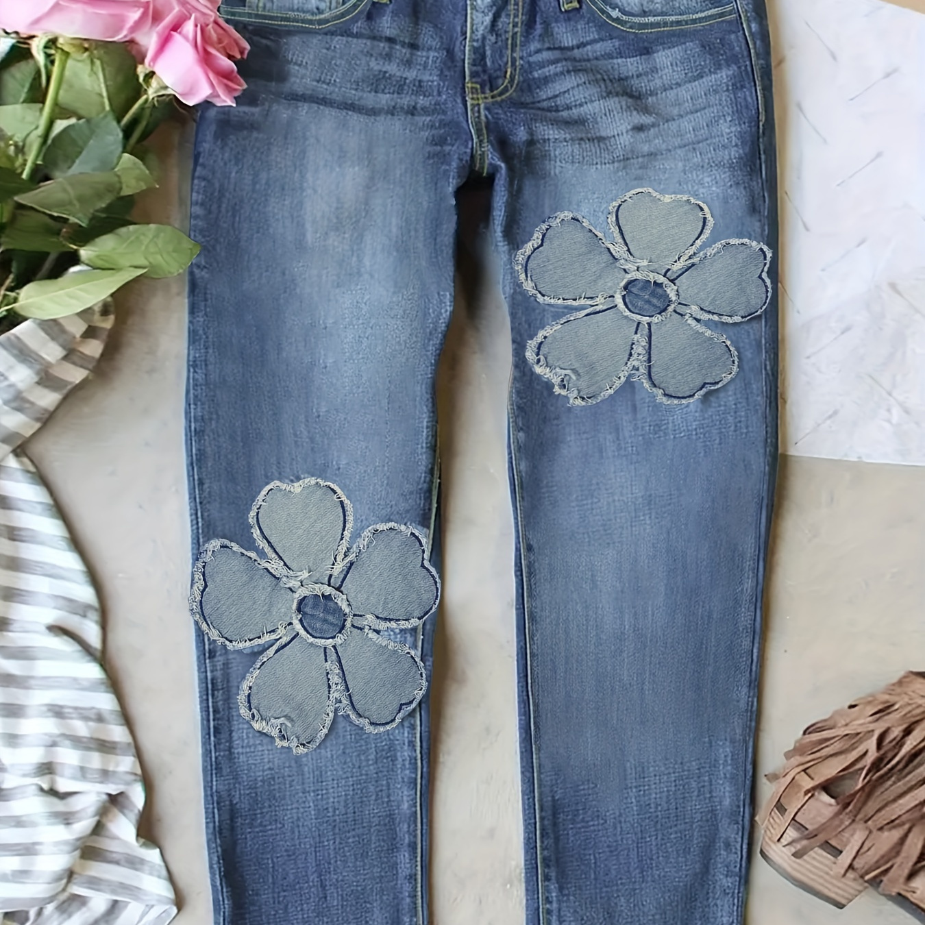 

Pantalon en jean patchwork floral grande taille avec empiècements en dentelle et ourlet contrasté, esthétique coquette, pour femmes.