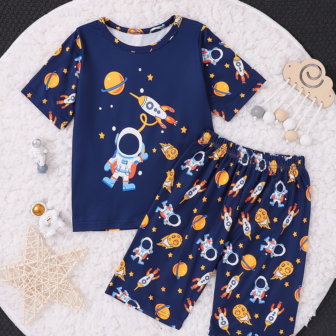 

Ensemble Pyjama 2 Pièces Pour Tout-petits Garçons, T-shirt À Manches Courtes Et Col Rond Avec Imprimé De Fusée D'astronaute Lumineux + Pantalon Court Assorti, Vêtements De Détente Confortables