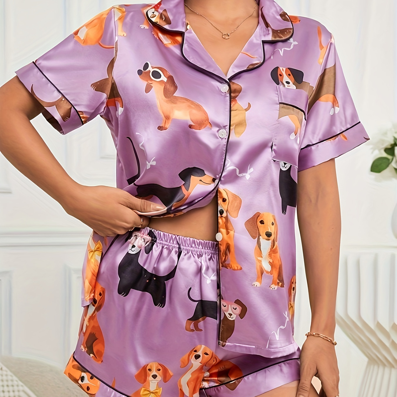 

Ensemble de pyjama en satin pour femme avec imprimé chiot de dessin animé mignon, haut à manches courtes avec boutons et revers, short, coupe décontractée et confortable.