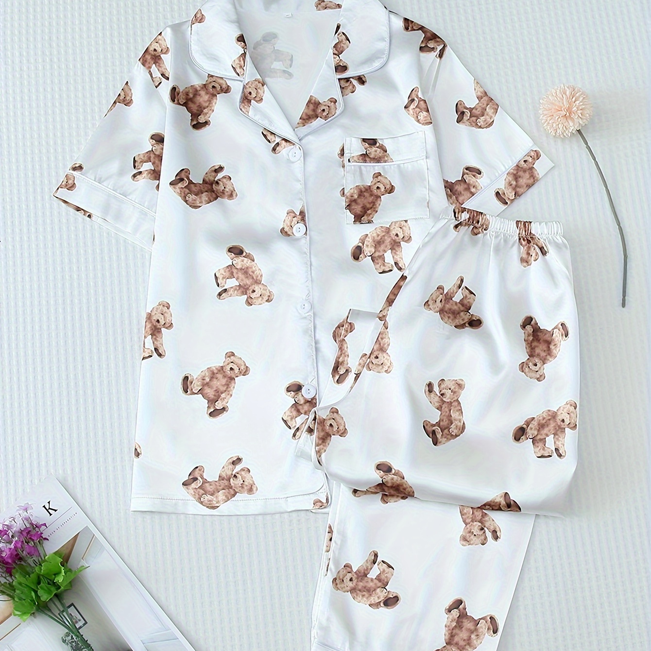 

Ensemble pyjama en satin imprimé d'un adorable ours en peluche, haut à manches courtes avec boutons et col à revers, pantalon élastique, vêtements de nuit pour femmes