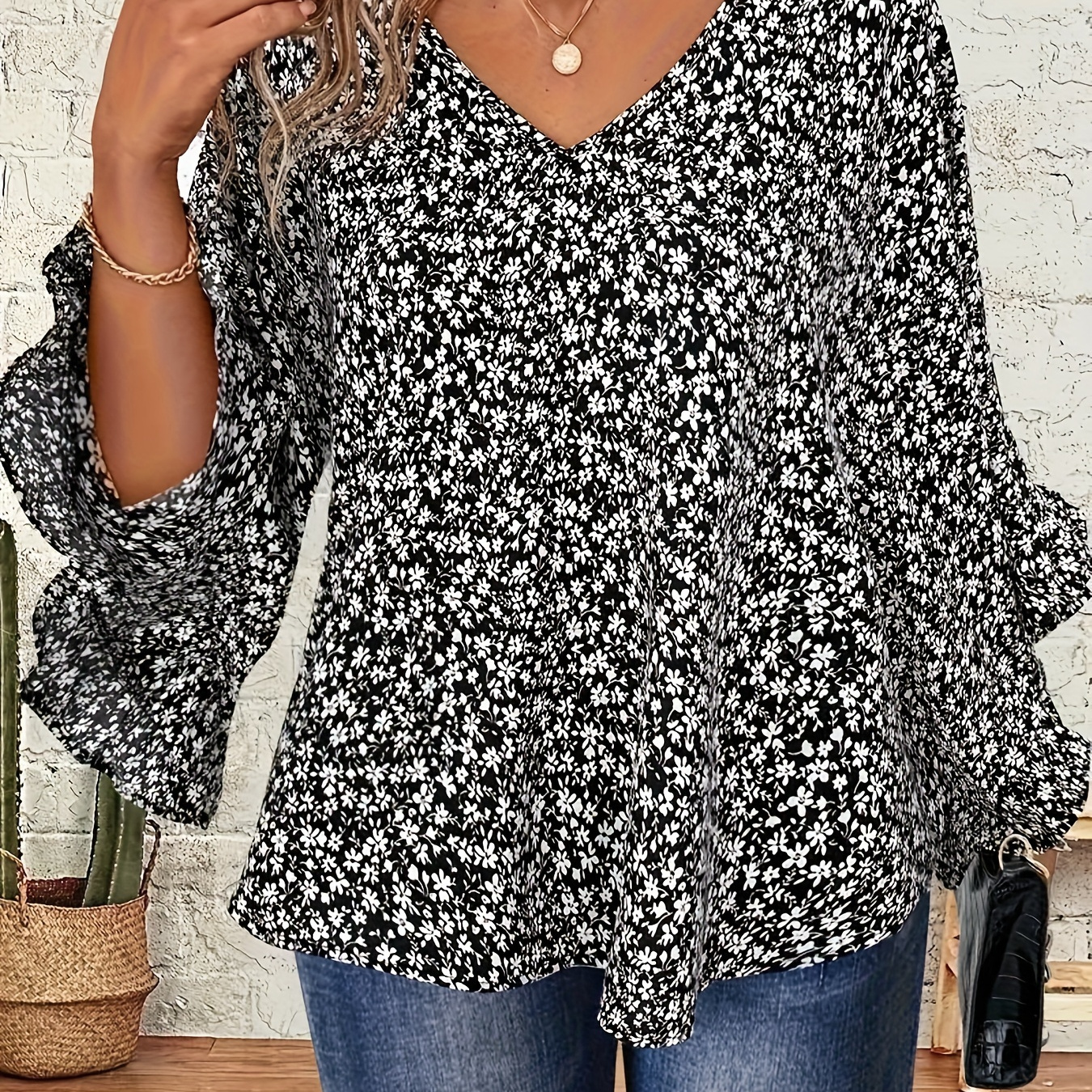 

Plus Size Ditsy Floral Pattern Blouse, Elegant V Neck Ruffle Long Sleeve Blouse For Spring & Summer, Women's Plus Size Clothing