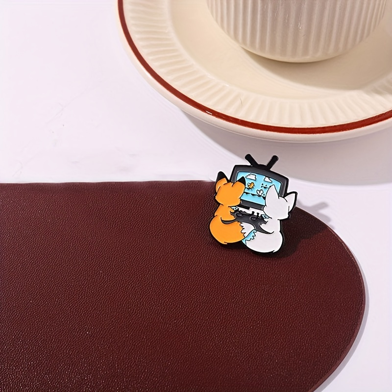 

1pc Cute Video Game Fox Brooch - Perfect For Couples And Gamers - Metal Clothing Accessory Pin