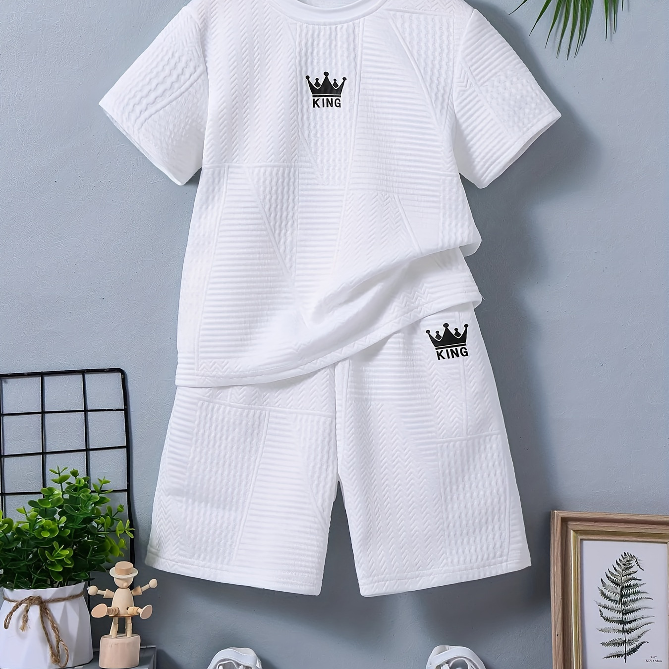 

2pcs Boys Casual Crown Graphic Print Textured Short Sleeve T-shirt & Shorts Set, Comfy Summer Boys Clothes