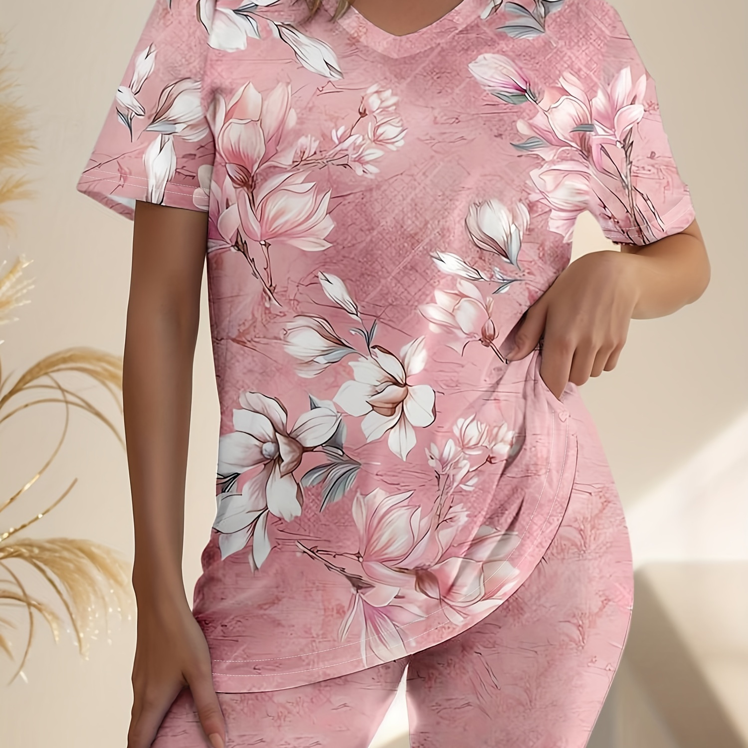 

Ensemble short décontracté à imprimé floral, t-shirt à manches courtes à col en V et short skinny, tenue pour et l'été, vêtements pour femmes.