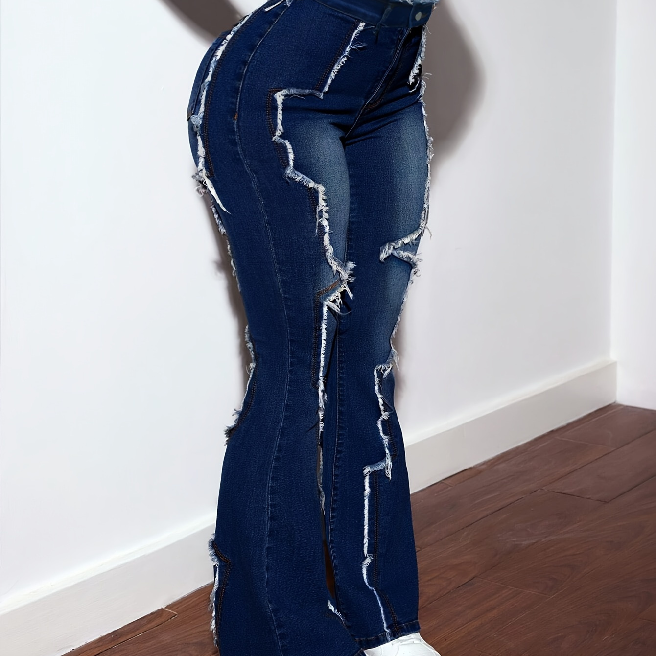 

Jean taille haute pour femme avec jambe évasée, pantalon en denim stretch taille mi-haute, bleu foncé, coupe classique, confortable et flatteur.