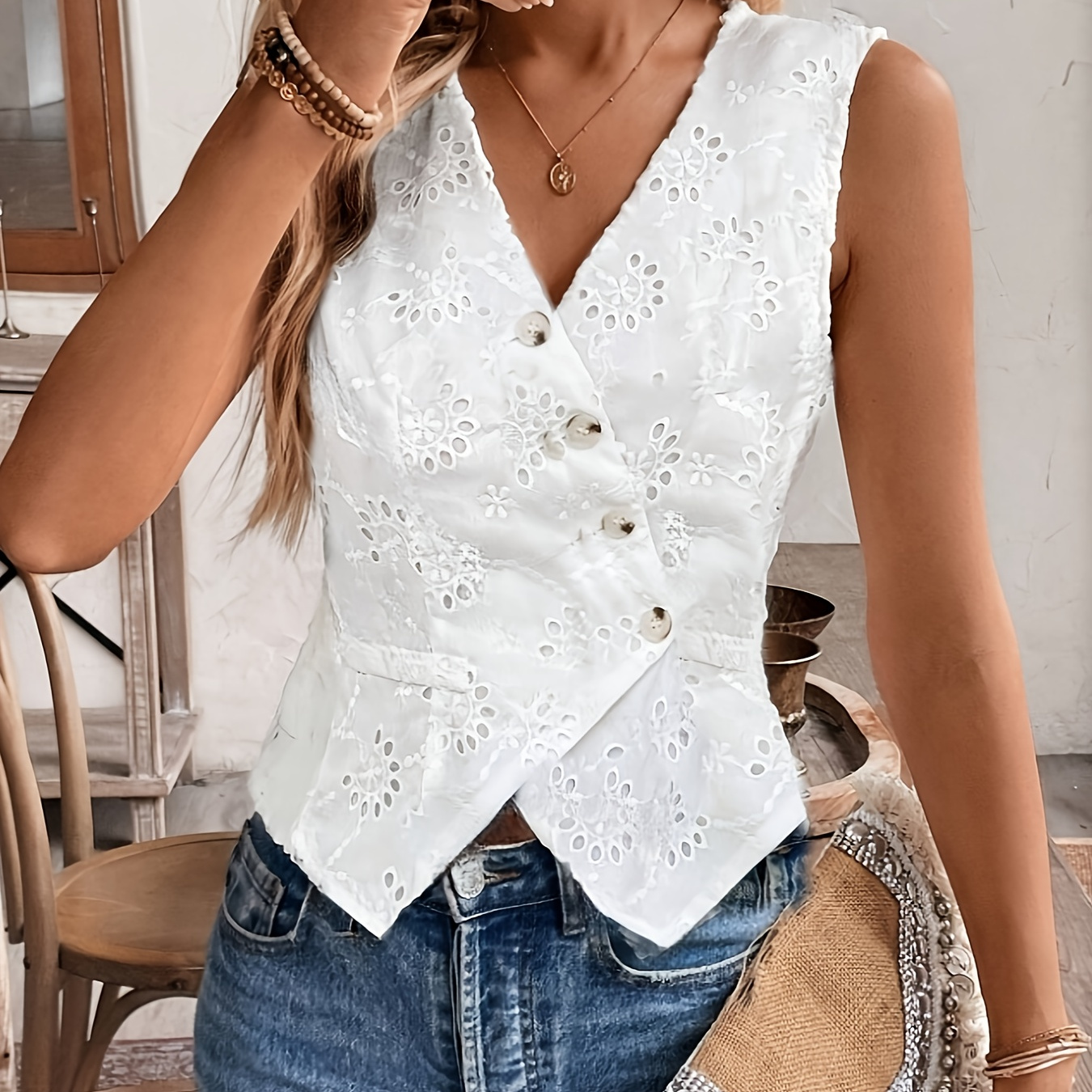 

1pc Gilet décontracté manches d'inspiration française, polyester de couleur unie avec col en V et boutons sur le devant, tissu tissé toutes , élégant motif floral blanc