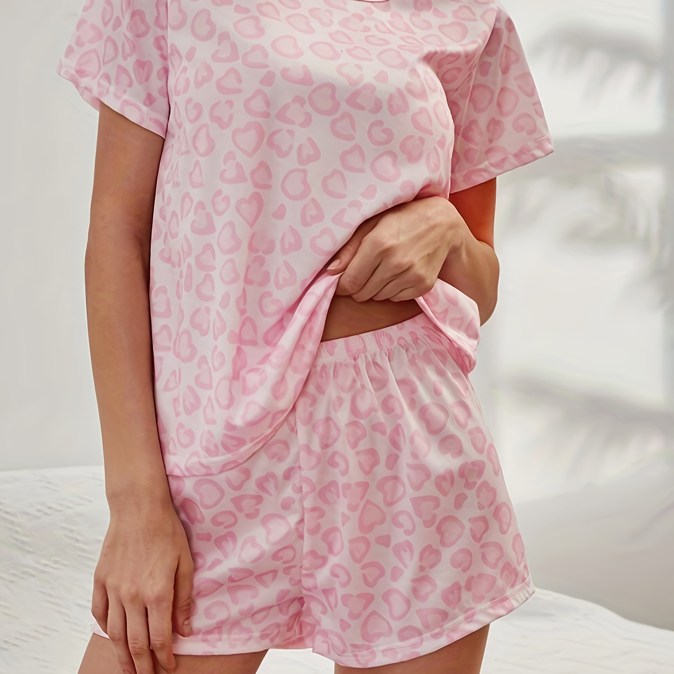 

Leopard Print Pajama Set, Casual Short Sleeve Round Neck Top & Elastic Shorts, Women's Sleepwear
