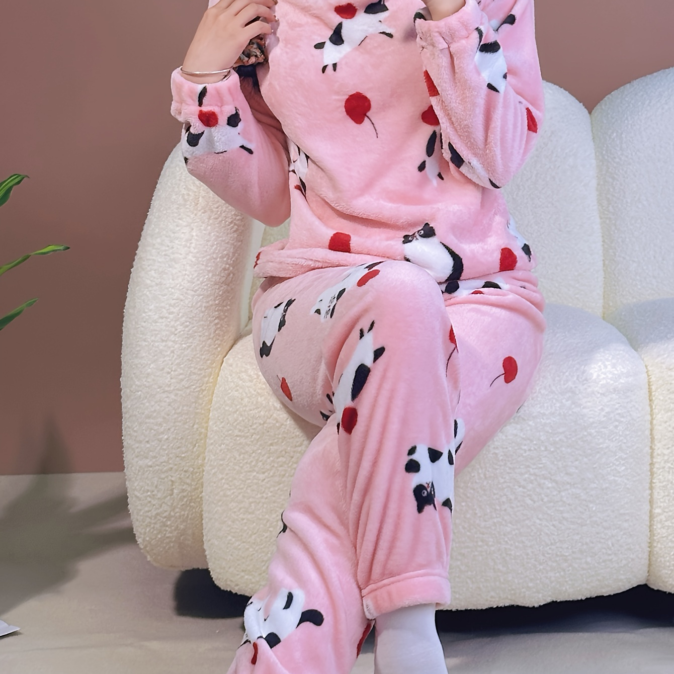 

Women's Cartoon Cat & Cherry Print Cute Fleece Thickened Pajama Set, Long Sleeve Round Neck Top & Joggers, Comfortable Relaxed Fit For Fall & Winter
