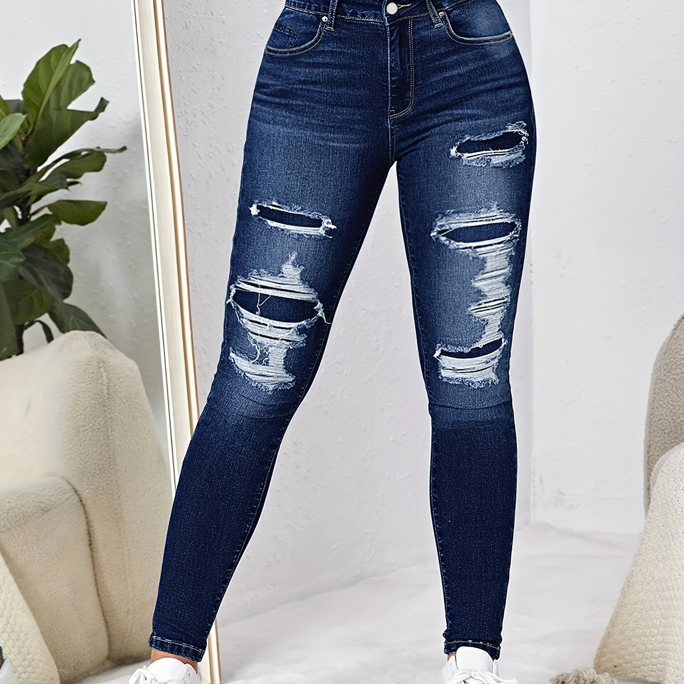 

Jeans skinny denim bleu tendance avec détails déchirés et patchs de couleur bloquée