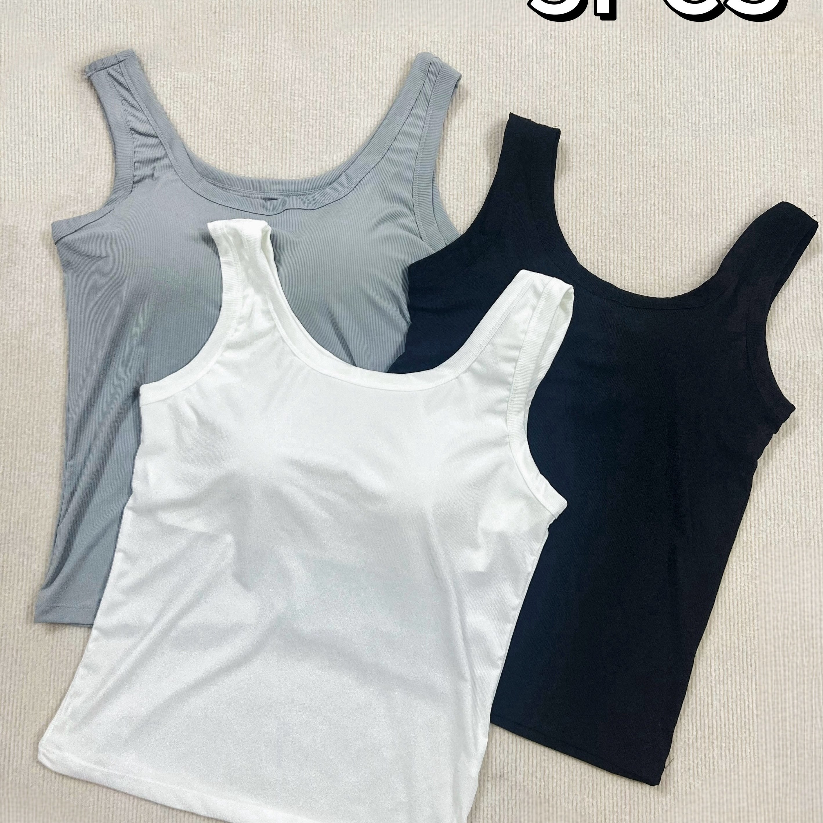 

A Set Of -size Women's Vests With Built-in Padding, Featuring A Solid Ribbed Design, Round Neck, And A Simple, Body-shaping, Loose Fit For Autumn And Winter.