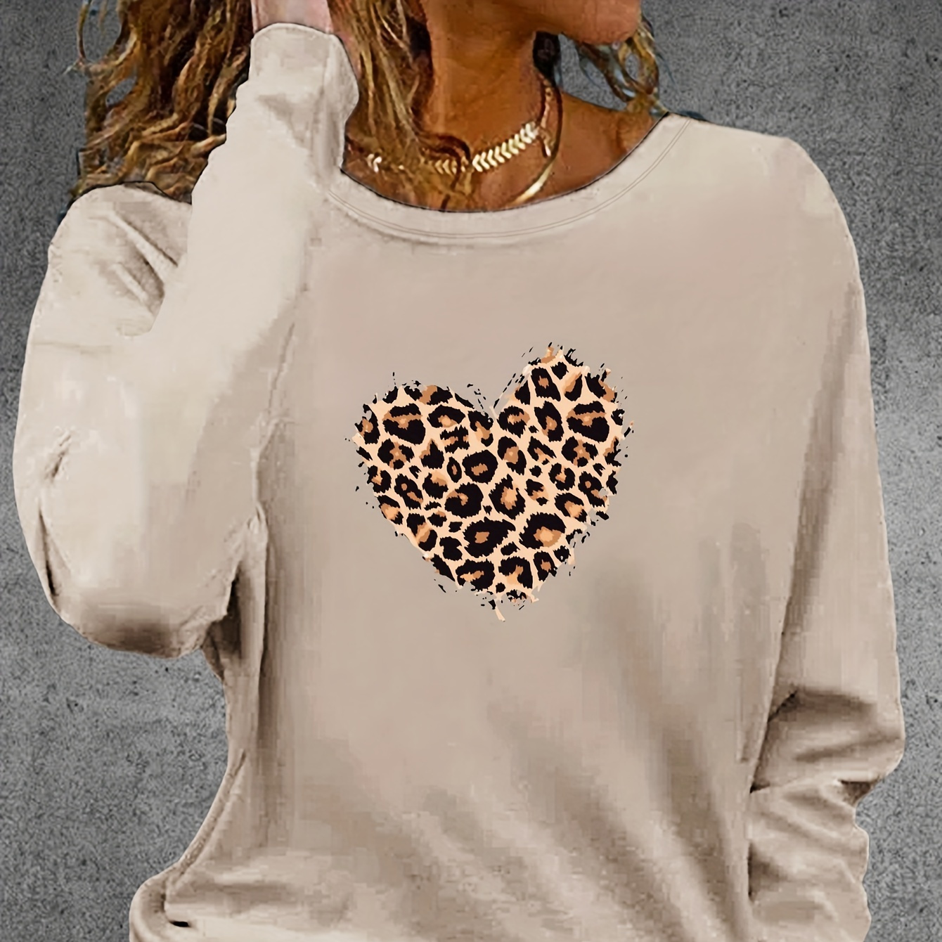 

Chic Leopard Heart Print Long Sleeve T-shirt For Women - Casual Crew Neck, Soft Polyester , Machine Washable - Spring & Fall