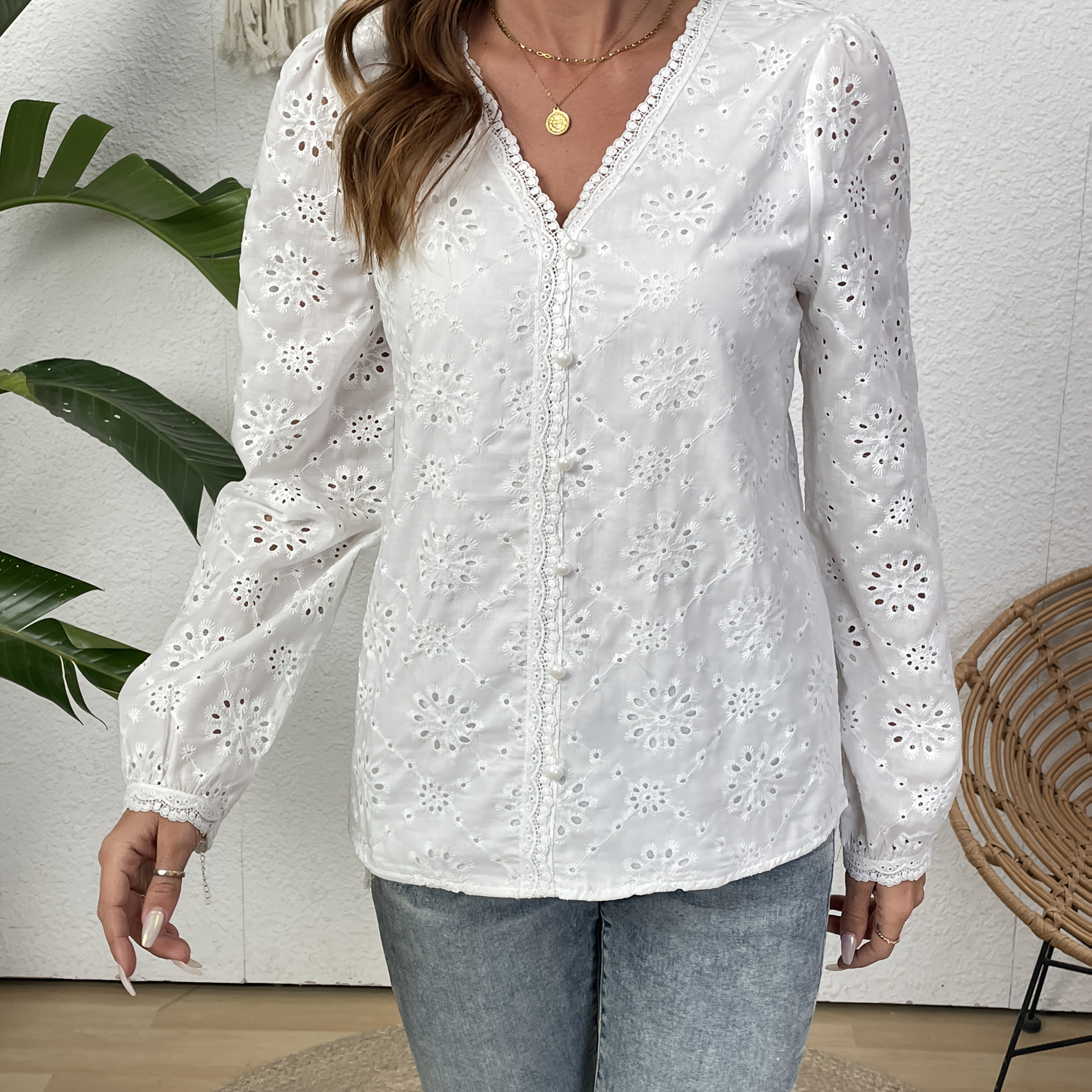 

Chemise à manches longues et col en V pour femme, 100% polyester, couleur unie avec bouton brodé sur le devant, tissu tissé, vêtements de printemps/été