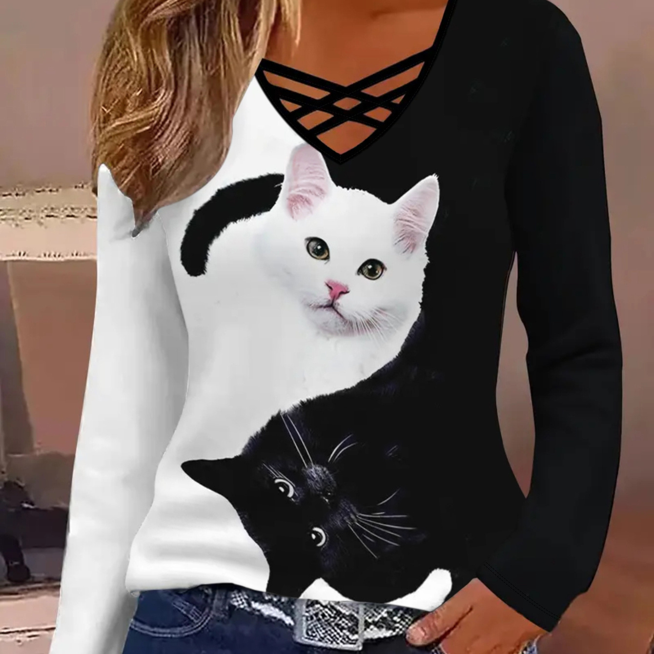 

T-Shirt Chic à Imprimé Chat pour Femme avec Col en V et Manches Longues - Haut en de Polyester Décontracté avec Détail , Lavable en Machine,