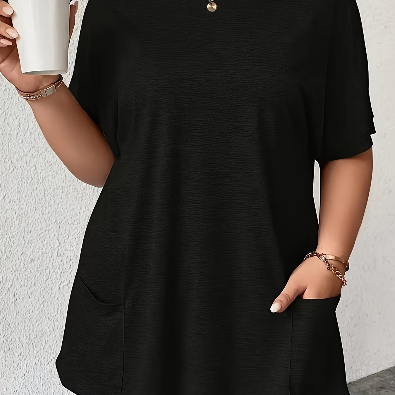 

T-shirt uni grande taille avec poche, haut décontracté à manches courtes et col rond pour le printemps et l'été, vêtements grande taille pour femmes