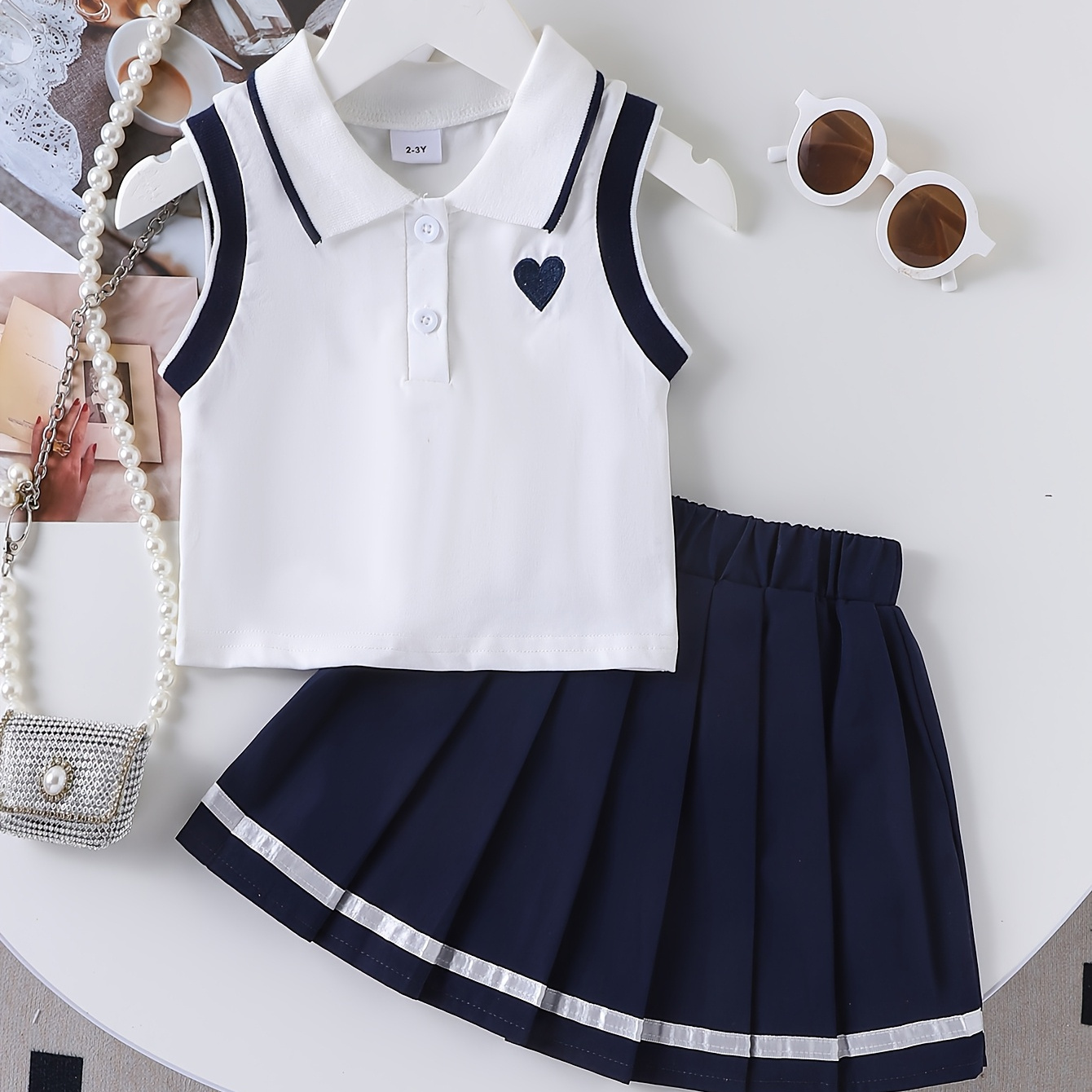 Conjunto de 2 peças de regata branca com gola pólo e saia plissada para meninas de verão