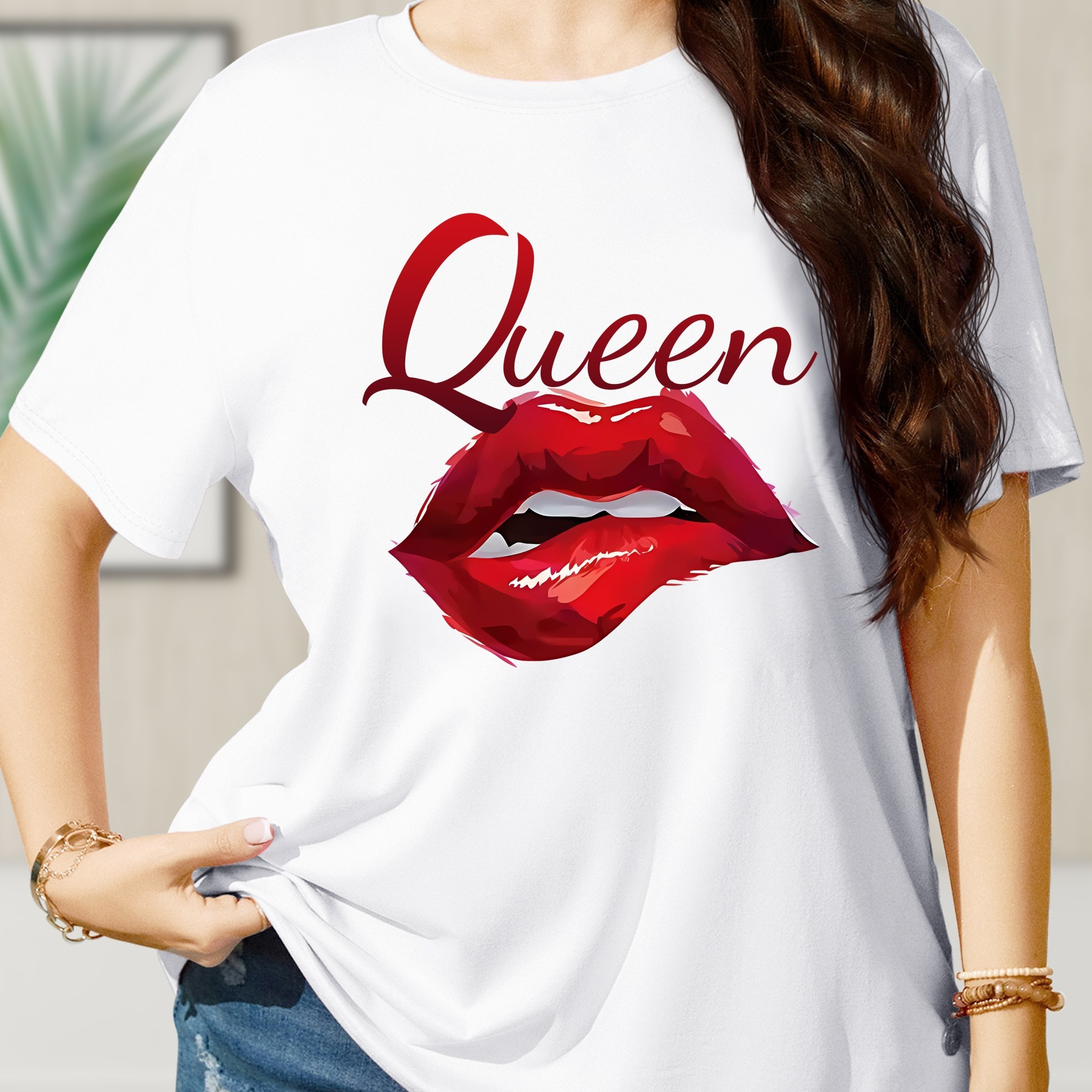 

Women's Plus Size Casual Sporty White T-shirt With "queen" Lettering And Sexy Red Lips Print, Fashionable Short Sleeve Top For Ladies