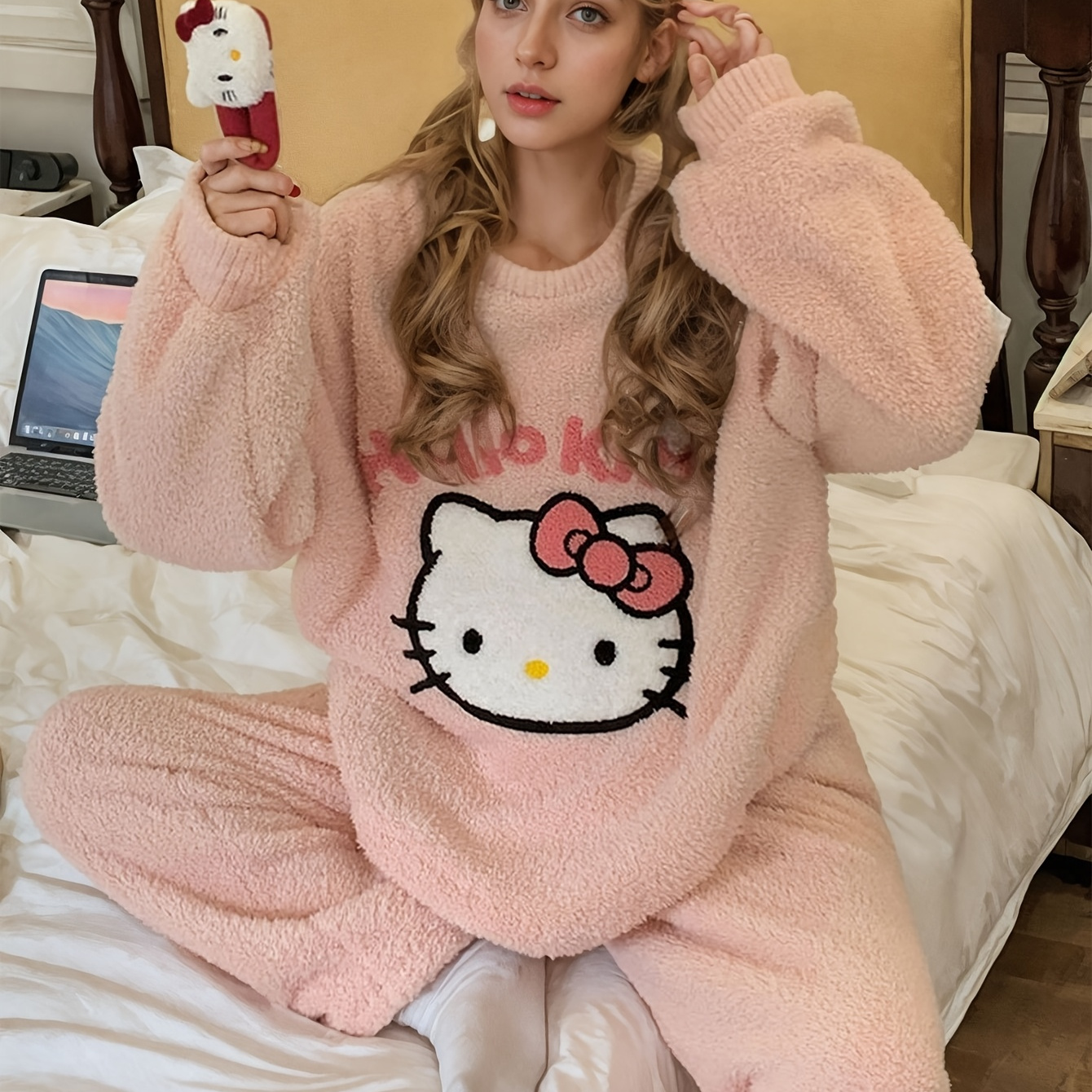 

Sanrio Kitty Coral Fleece Pajamas For Women, Thickened And Warm For Autumn And Winter, Featuring Cute Cartoon Long Sleeves And Pants Set.