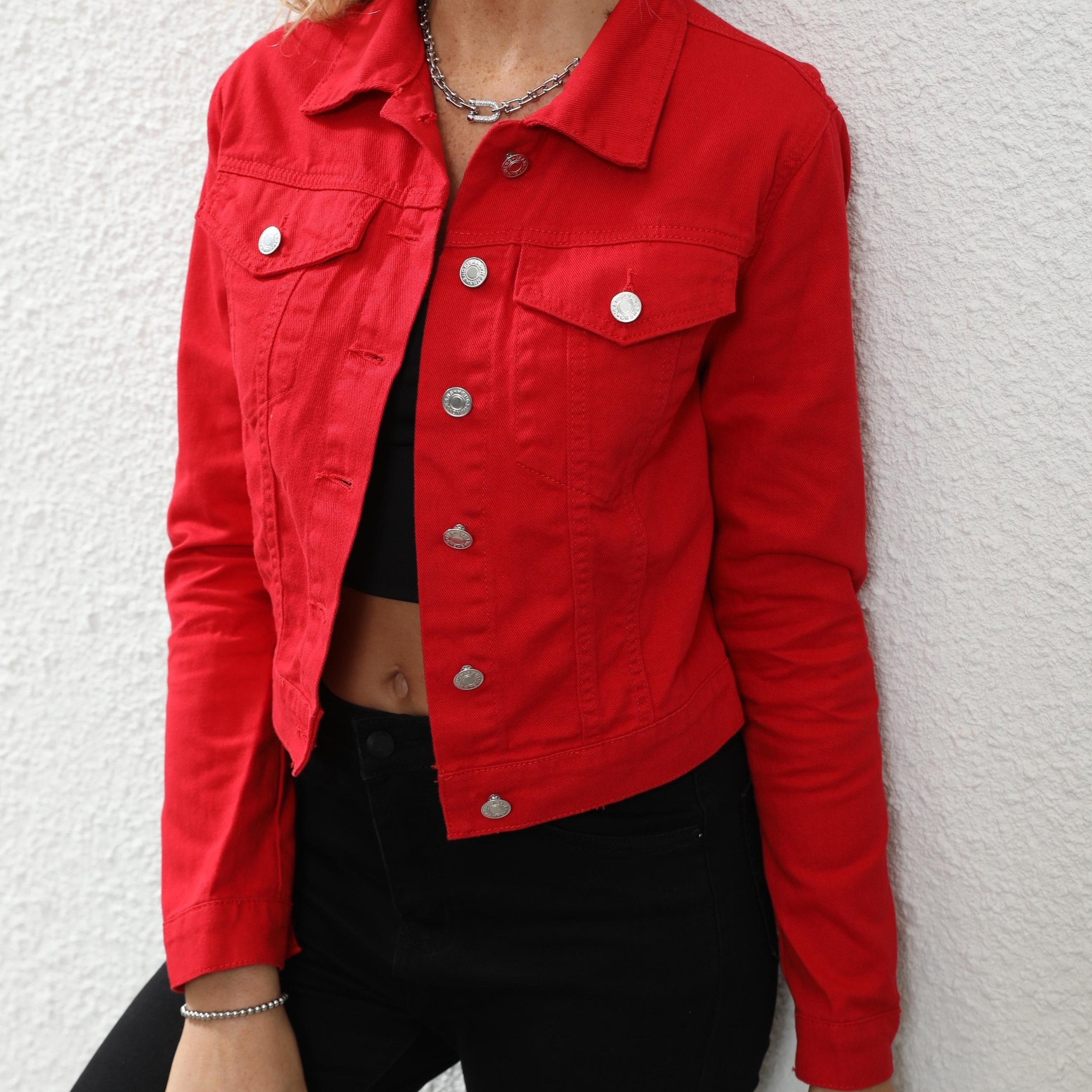 

Veste en jean ajustée à manches longues et boutons rouges, élégante, avec un jean en denim pour femmes.