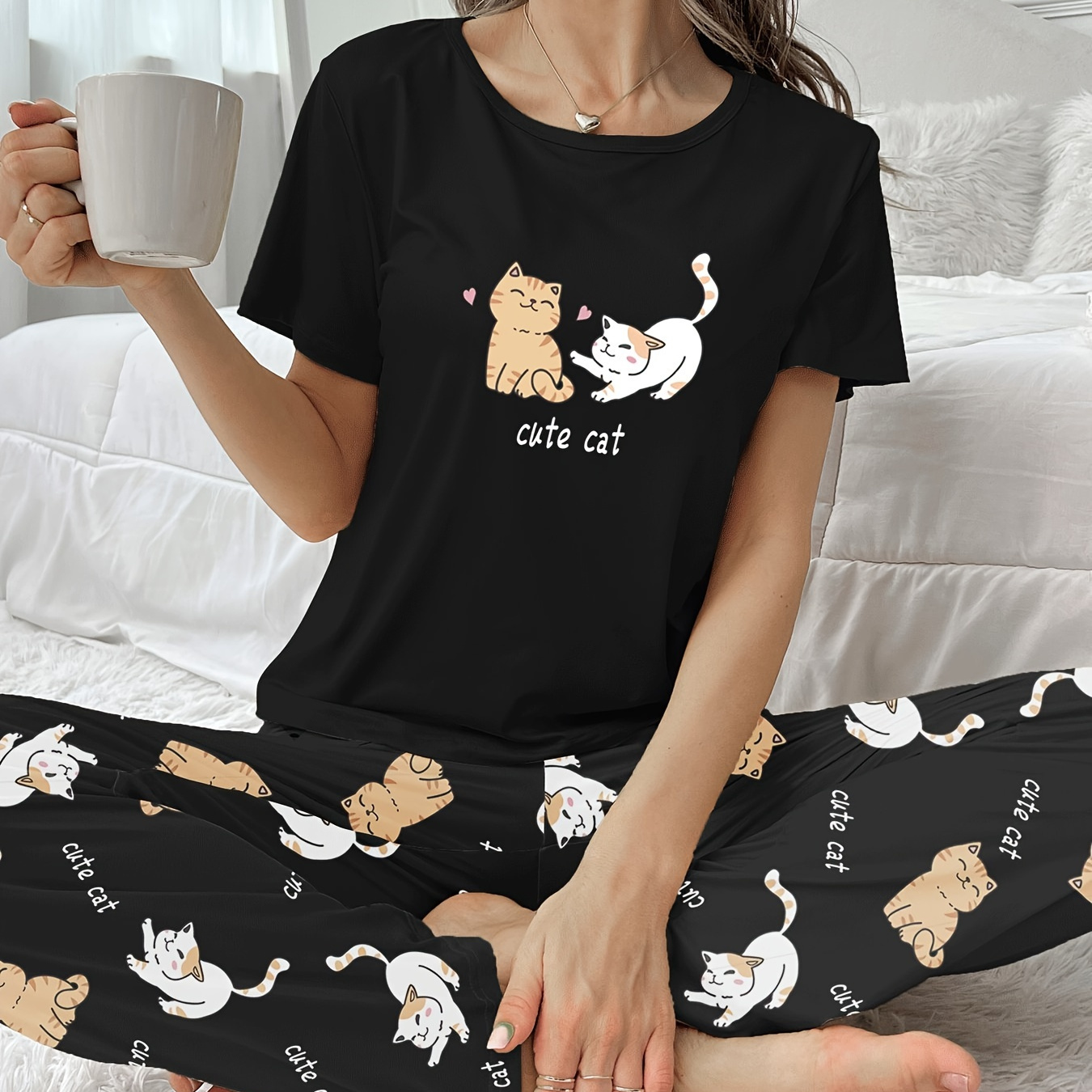 

Ensemble de pyjama mignon pour femme avec imprimé chat et lettres, haut à manches courtes et col rond, pantalon, coupe décontractée et confortable.