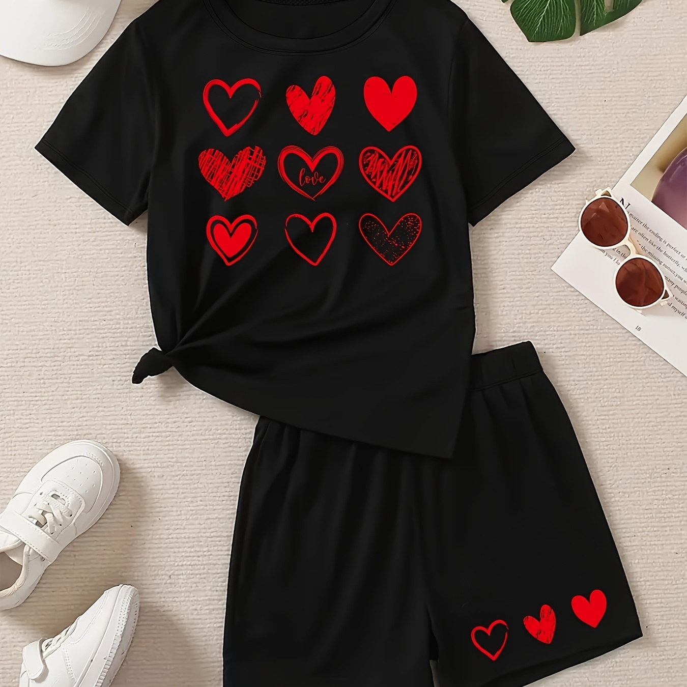 

Girls Red Hearts Print 2pcs Short Sleeve Top + Shorts, Fashionable Girls Set For Summer