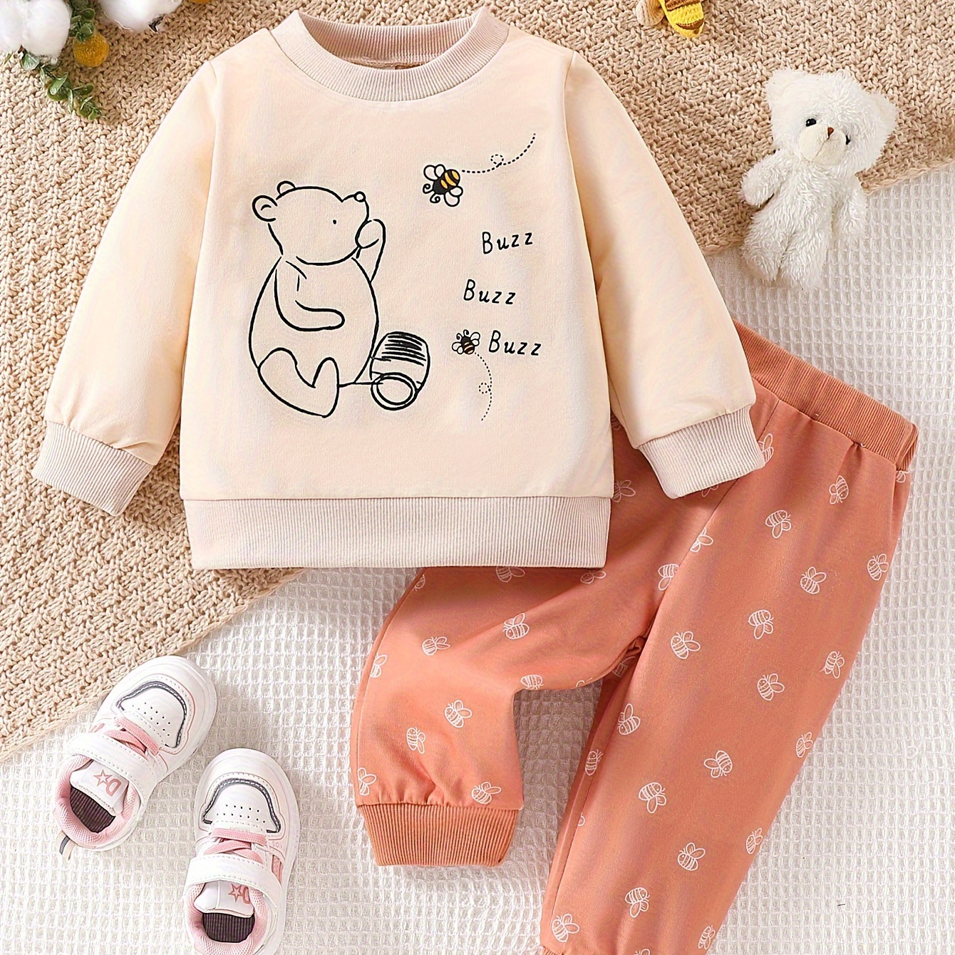 

Baby Girls Casual & Comfortable Cartoon Bear Print Sweatshirt & Cartoon Bee Print Trousers Two-piece Set For Daily Sports