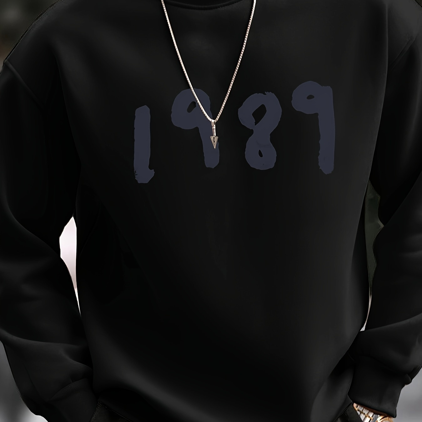 

1989 Print Fashionable Men's Casual Long Sleeve Crew Neck Pullover Sweatshirt, Suitable For Outdoor Sports, For Autumn Spring, Can Be Paired With Necklace, As Gifts