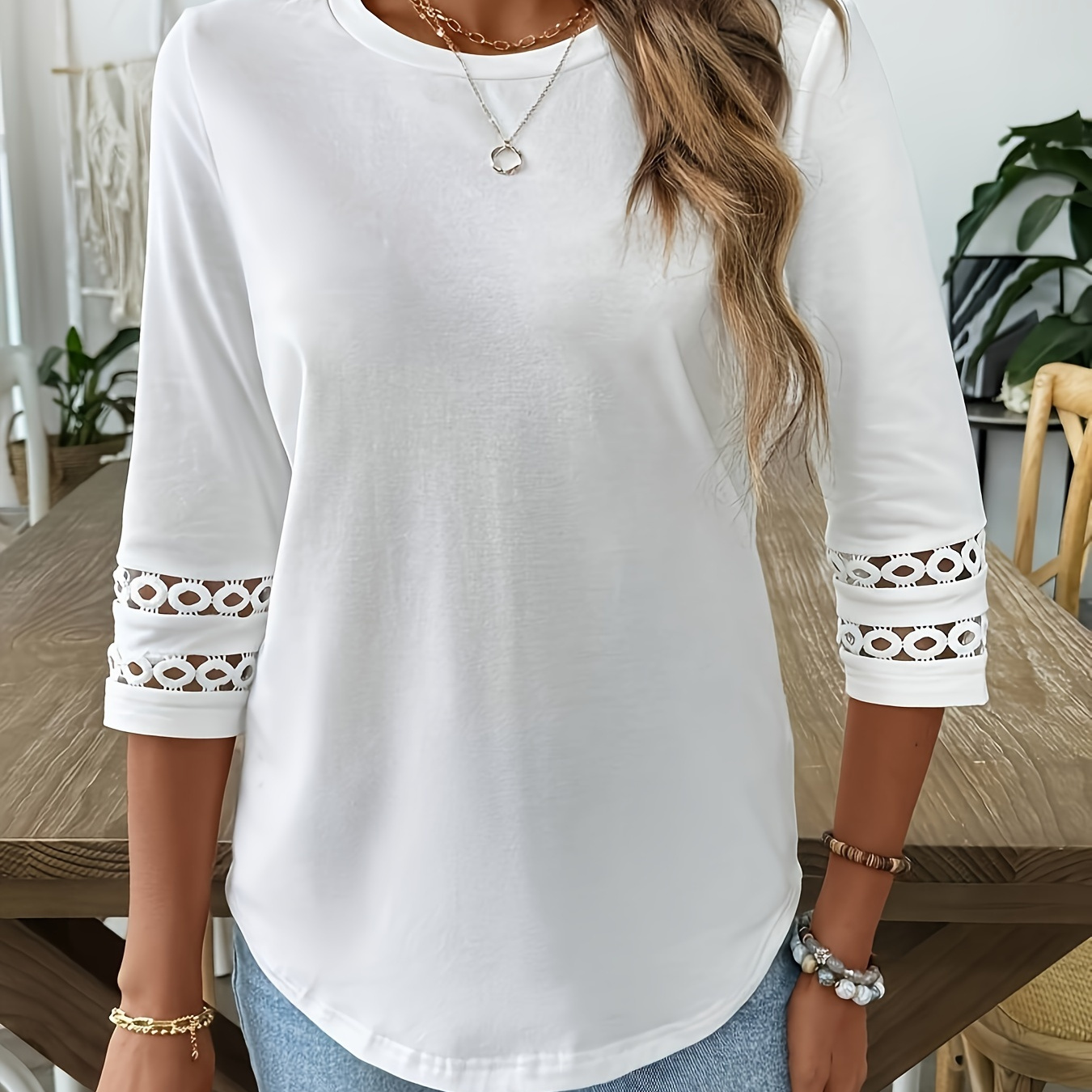 

T-shirt élégant à col rond pour femme, grande taille, avec détails en dentelle contrastée - Mélange de polyester, manches 3/4, couleur unie, tissu extensible moyen, pull pour le printemps/l'automne