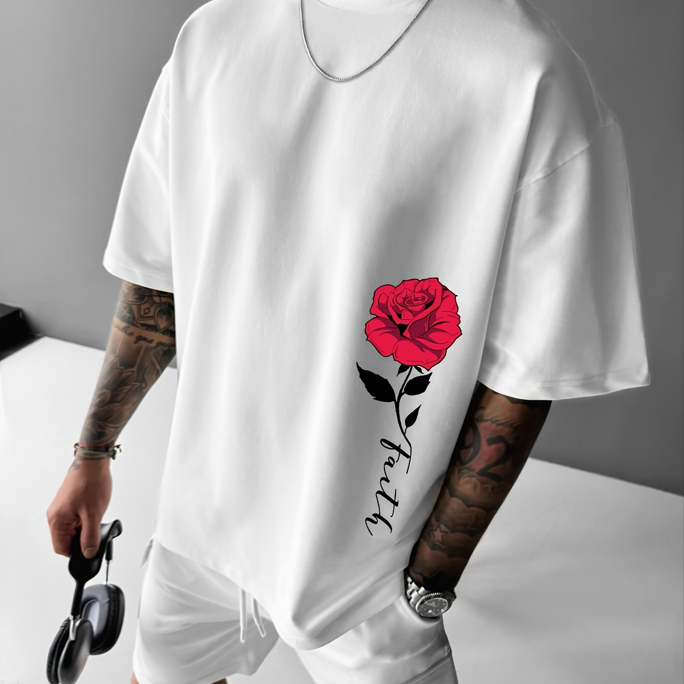 

1pc T-shirt décontracté à col rond pour homme avec imprimé Rose et Foi, tissu en de polyester légèrement extensible, motif floral d'été - Coupe adulte