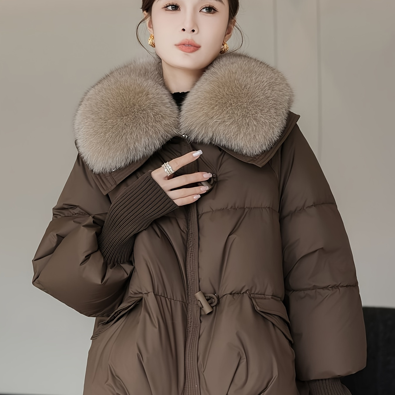 

Manteau d'Hiver pour Femme à Bordure en Fausse Fourrure d'Inspiration Vintage - Épais, Chaud & Élégant avec Détail de Bouton, Style Rétro