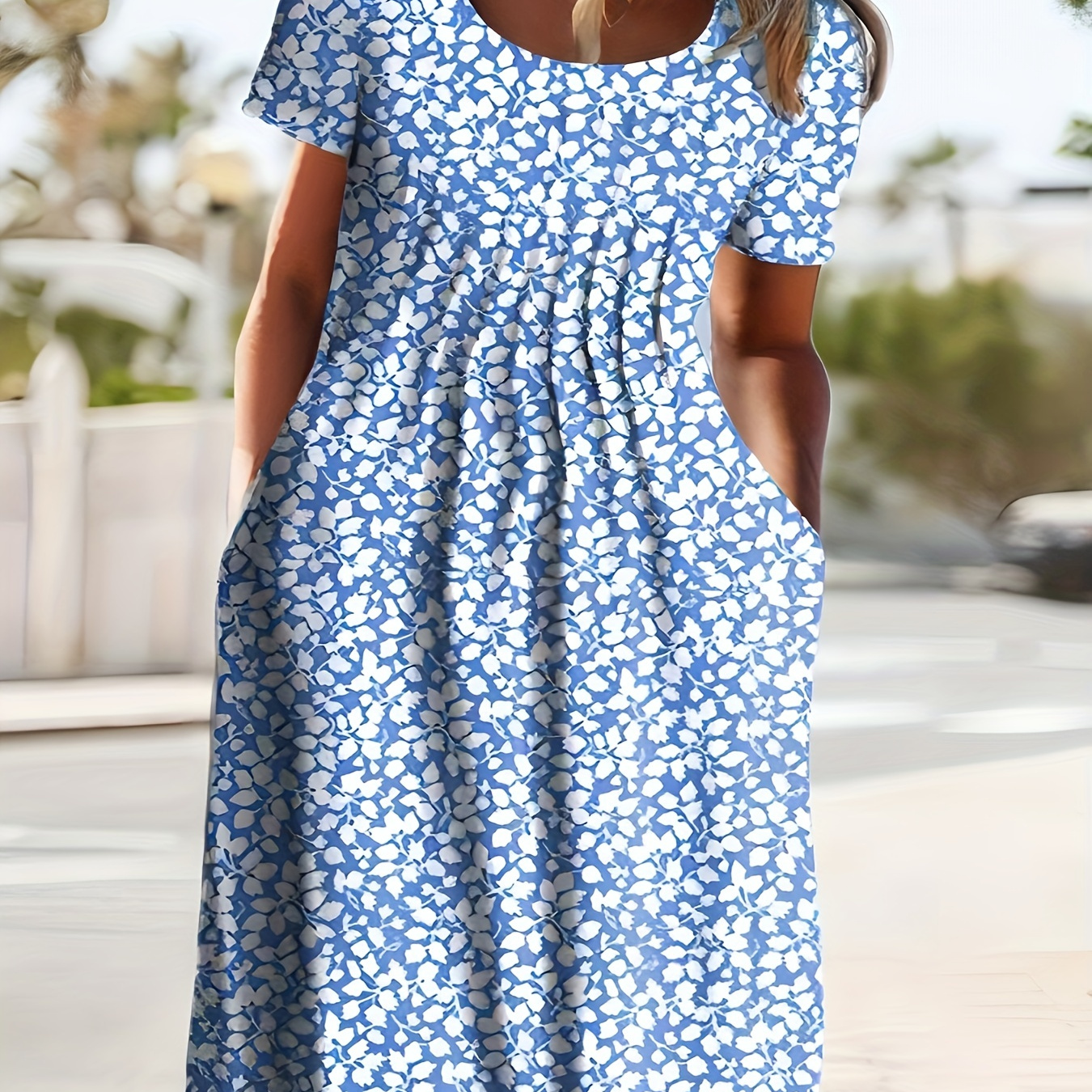

Plus Size Casual Dress, Women's Plus Ditsy Print Ruched Short Sleeve Round Neck Dress With Pockets