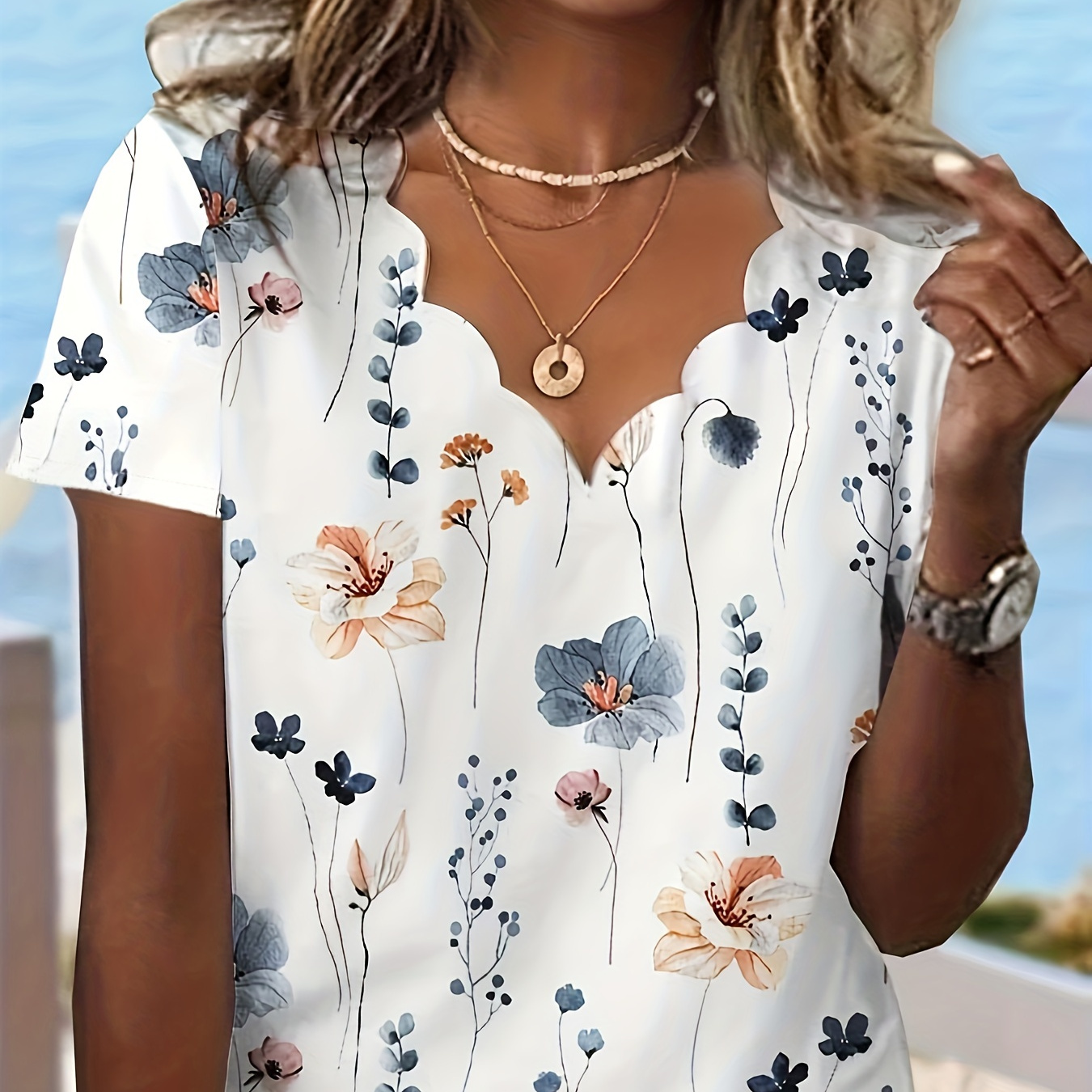 

T-shirt À Imprimé Floral Et Bordure Festonnée, T-shirt Décontracté À Manches Courtes Et Col En V Pour Le Printemps Et L'été, Vêtements Pour Femmes