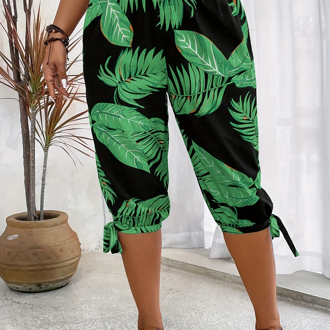 

Plus Size Plant Print Capri Joggers, Casual Elastic Waist Pants For Spring & Summer, Women's Plus Size Clothing