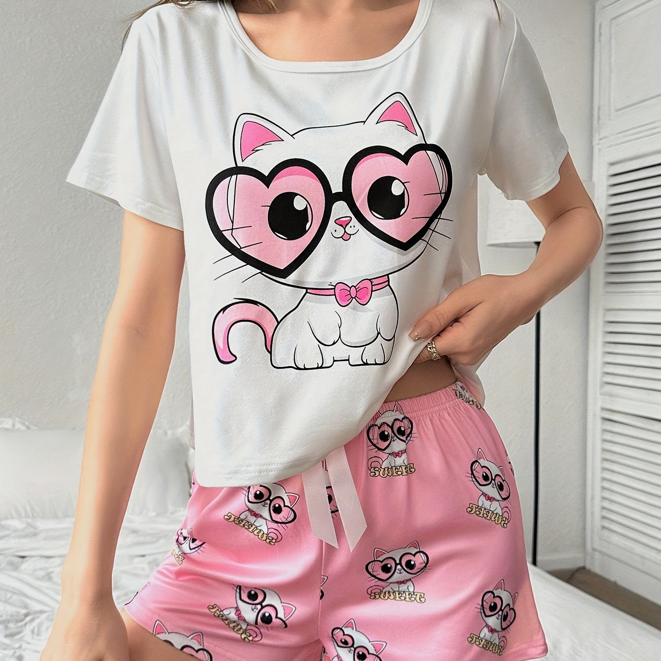 

Ensemble de pyjama mignon pour femme avec imprimé chat, haut décontracté à col rond et manches courtes avec short, tissu en de polyester , vêtements de détente à motif animal pour /été