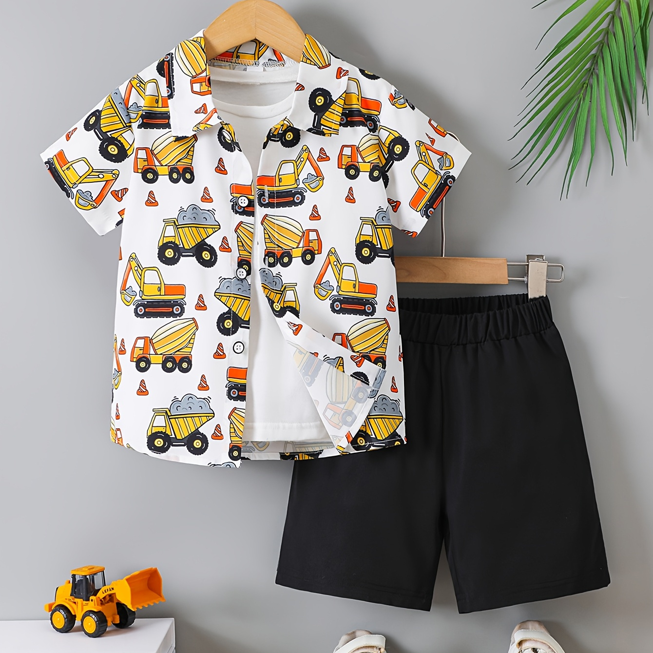 

' Short-sleeve Shirt With Construction Vehicle Print And Solid Color Shorts Set For Casual Spring And Summer Wear, For Outdoor