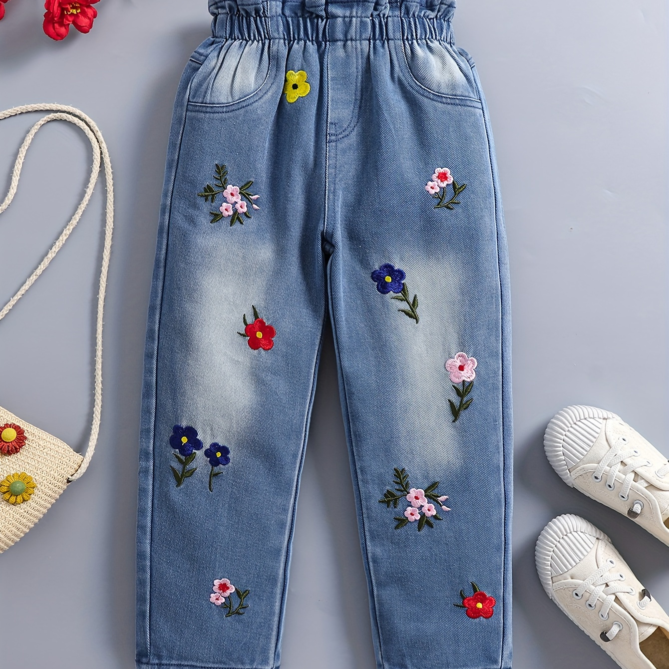 

Filles à la mode et décontractées, jeans en coton brodés de fleurs pour l'automne et l'hiver, pantalons en denim cool pour l'extérieur